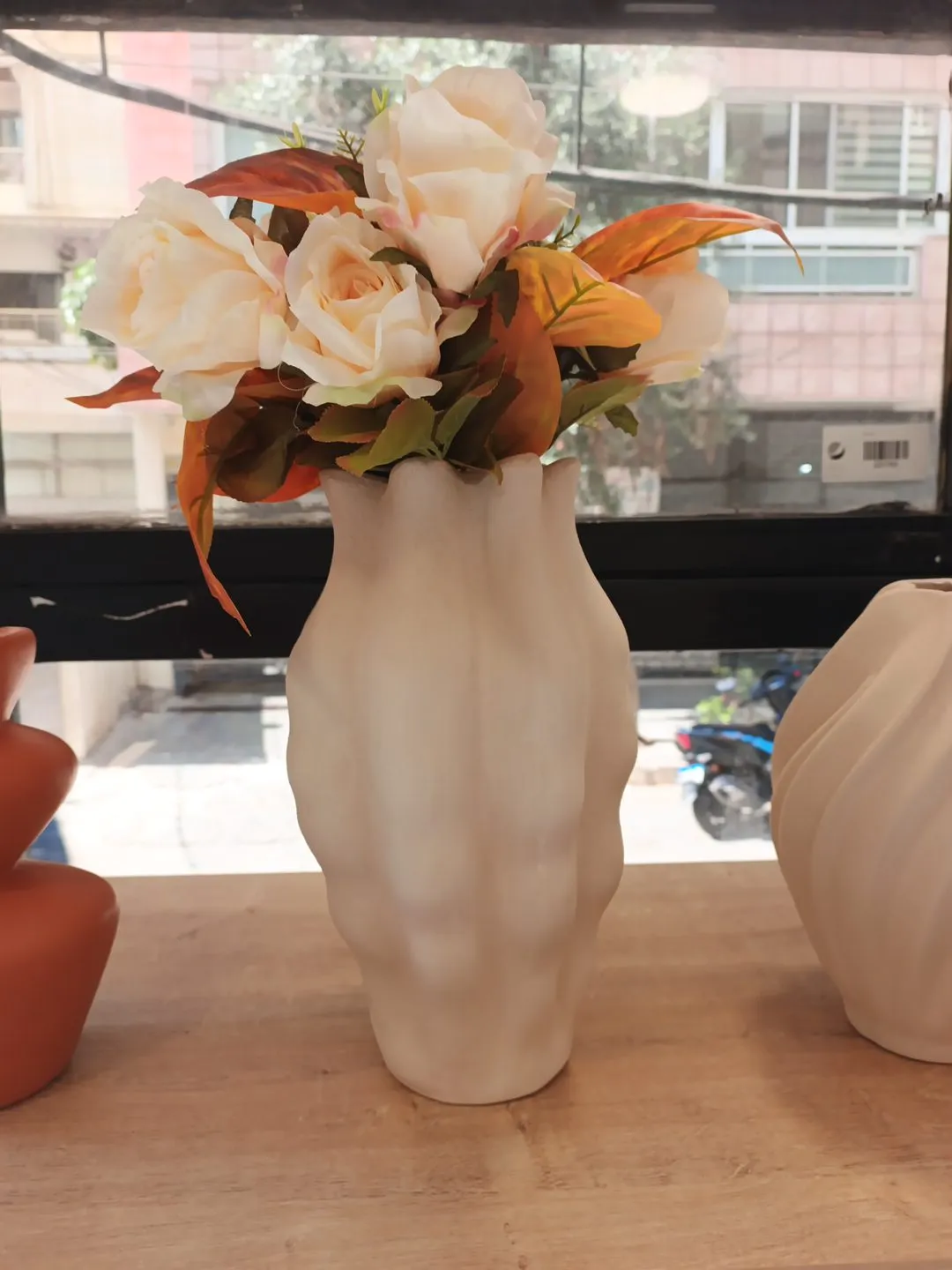 Ivory Sculptural Vase – Elegant Decorative Home Accent